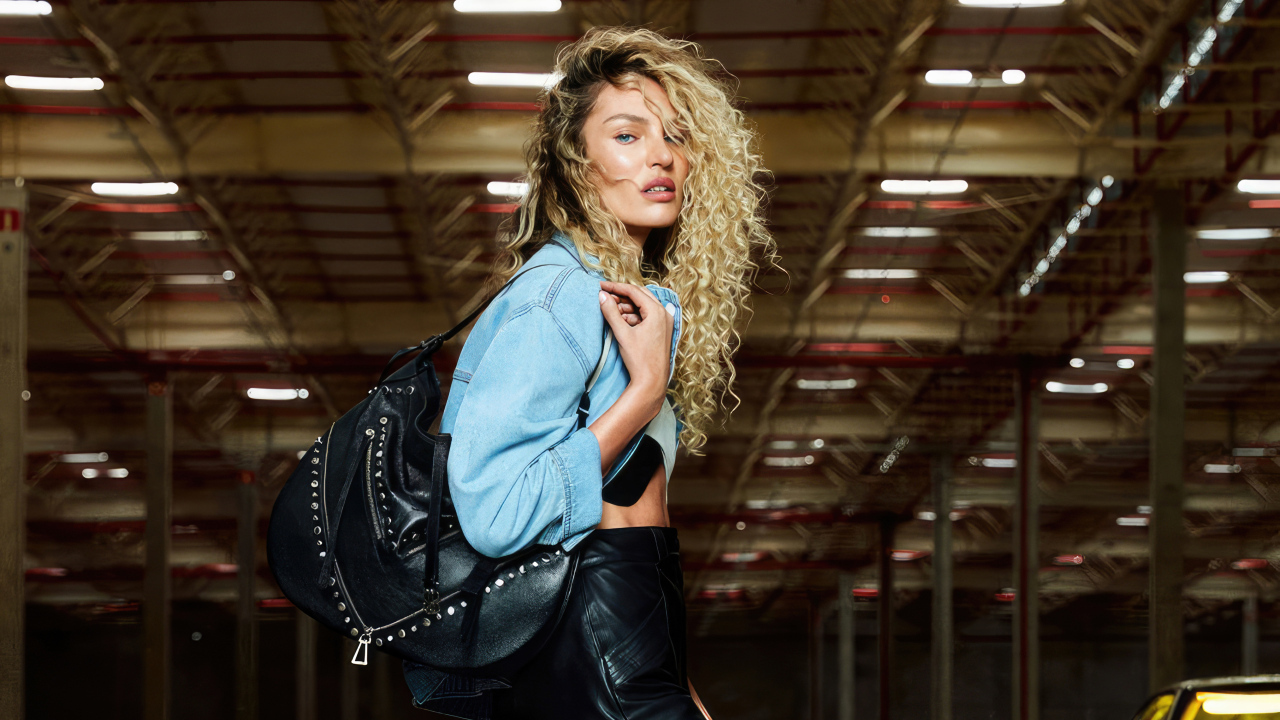 Красивая модель Кэндис Свейнпол с большой черной сумкой