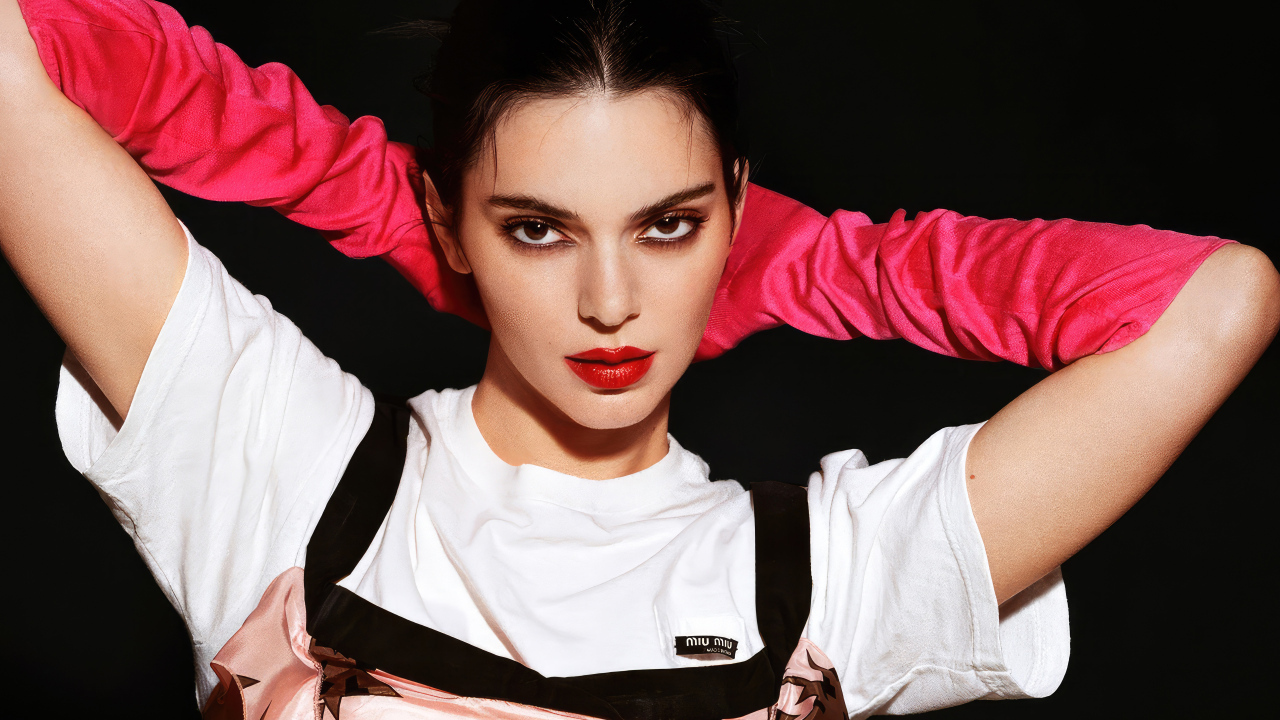 Кареглазая модель Кендалл Дженнер в красных перчатках