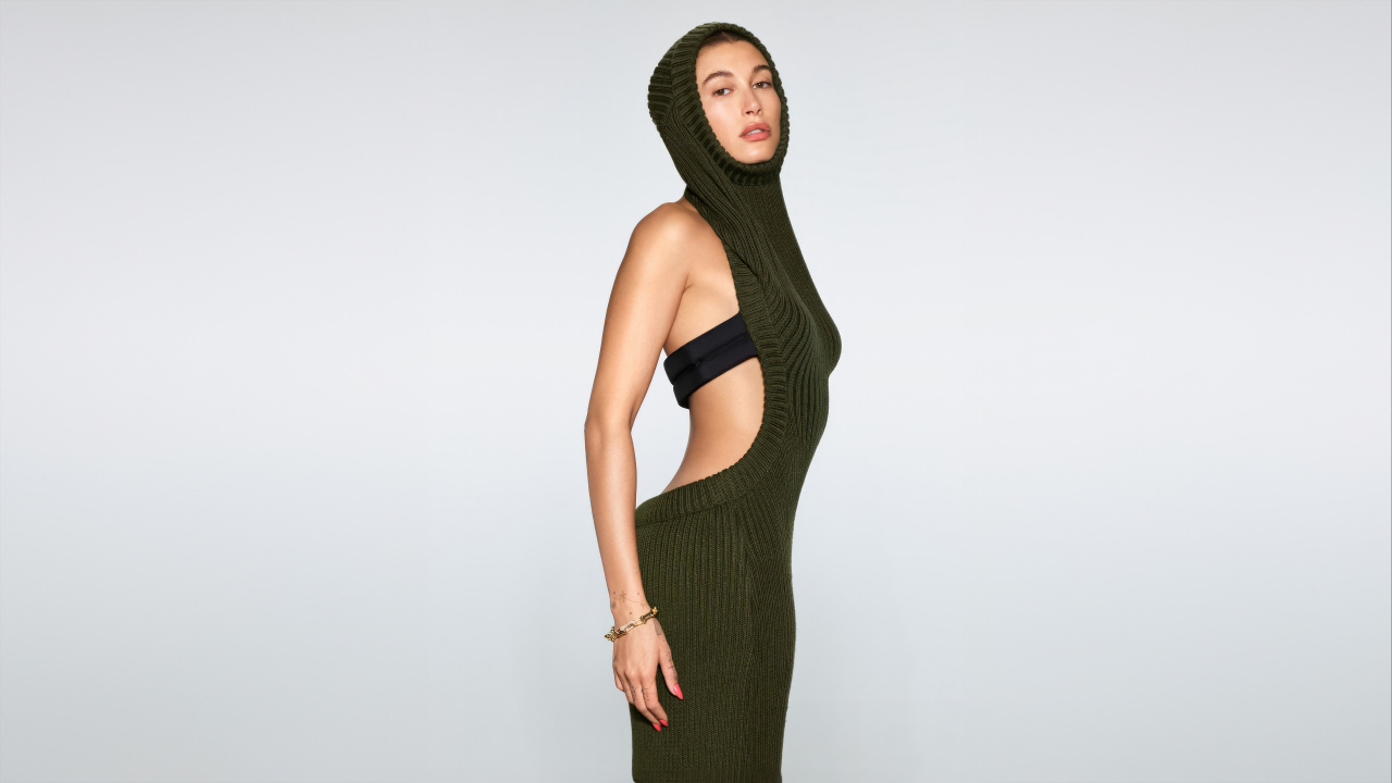 Милая девушка американская модель Хейли Бибер на сером фоне