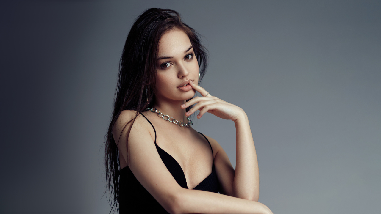 Девушка модель на сером фоне