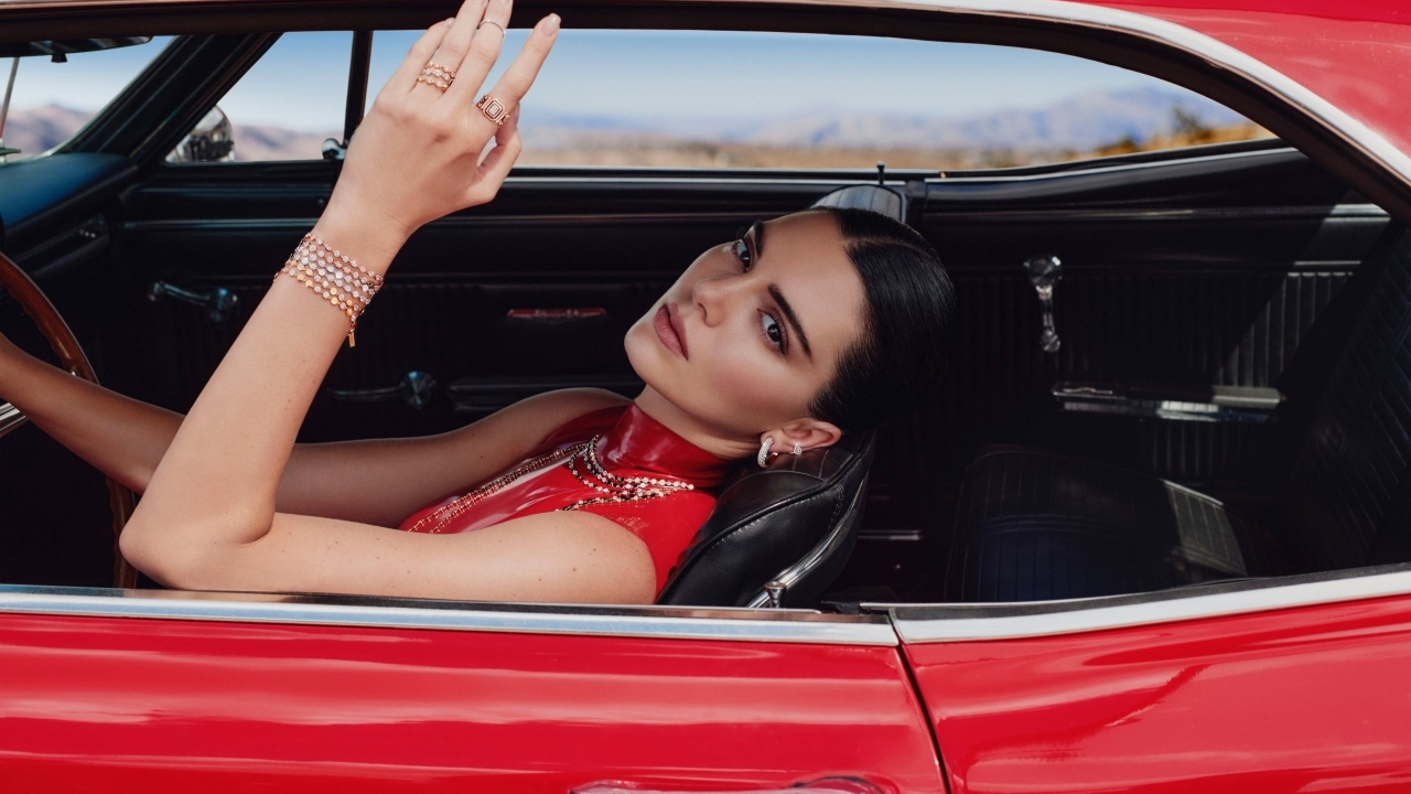 Модель Кендалл Дженнер в красном автомобиле
