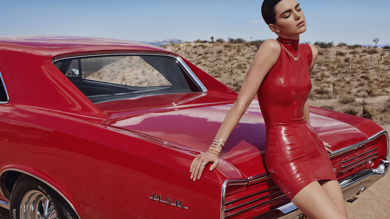 Модель Кендалл Дженнер стоит у красного автомобиля