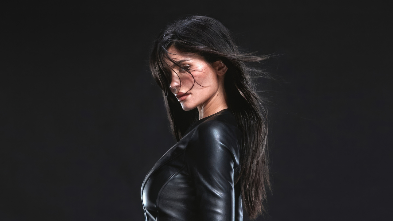 Модель Кайли Дженнер в черной куртке