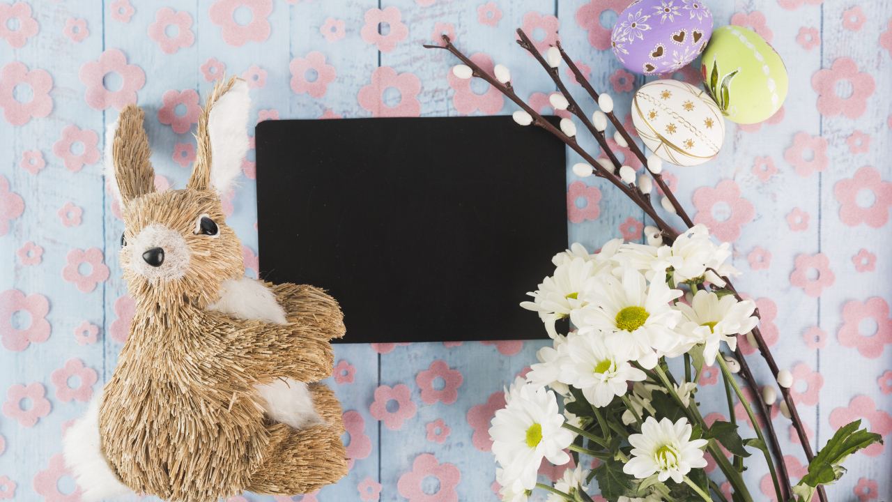 Цветы, яйца и кролик для шаблона поздравительной открытки на Пасху