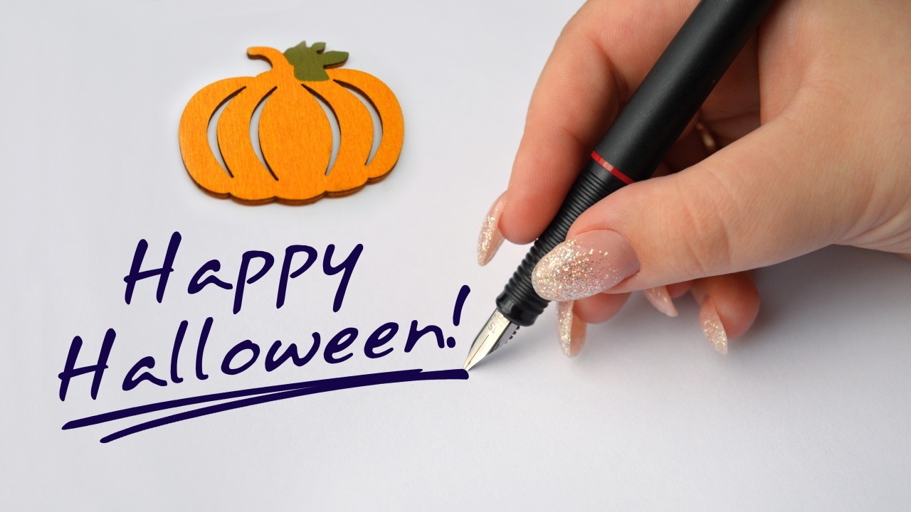 Ручка и надпись на Хэллоуин