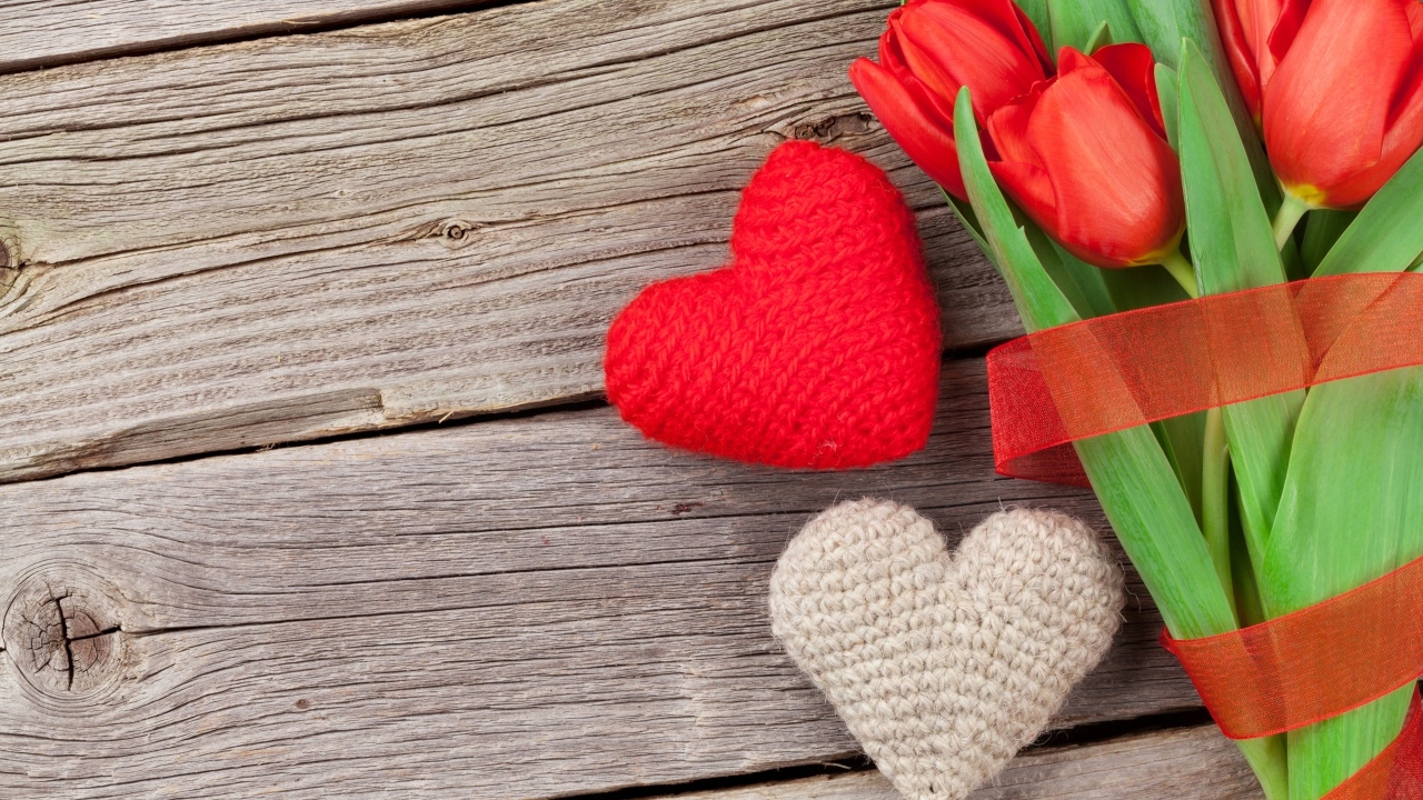 Букет тюльпанов и два сердца для любимой на 8 марта
