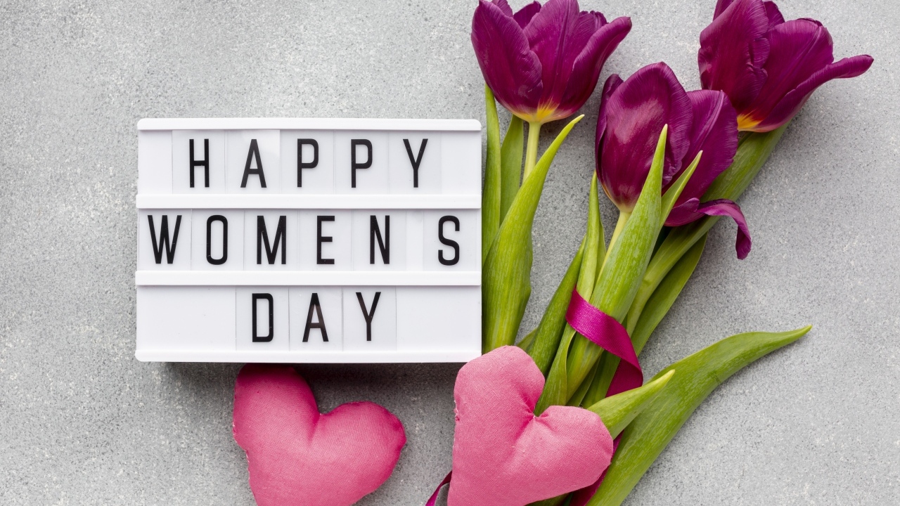 Букет тюльпанов на сером фоне на Международный женский день