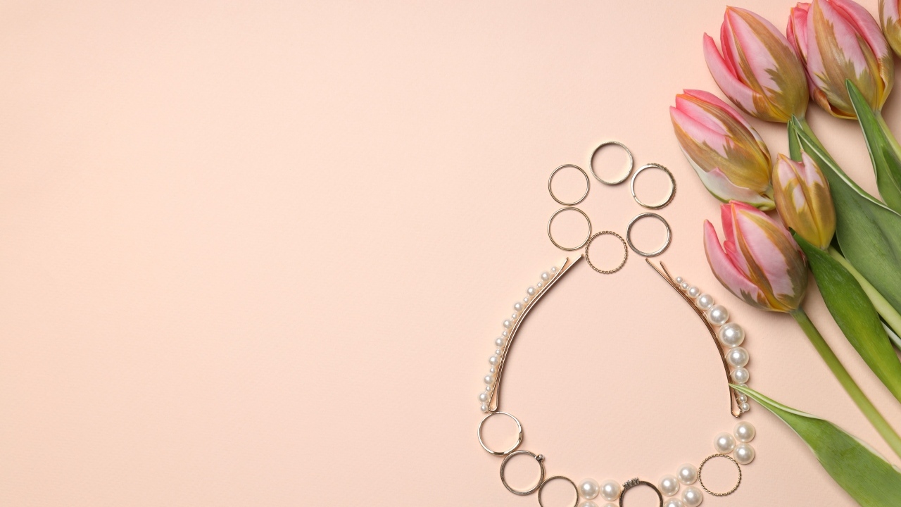 Украшения и букет тюльпанов на Международный женский день 8 марта