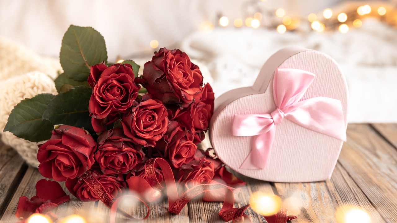 Коробка в форме сердца и букет роз для девушки на 8 марта