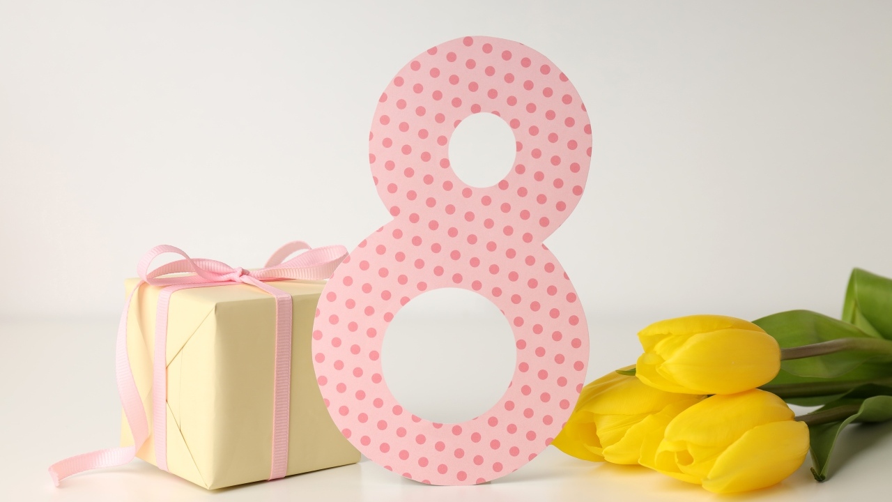 Цифра 8, подарок и цветы для любимой на Международный женский день