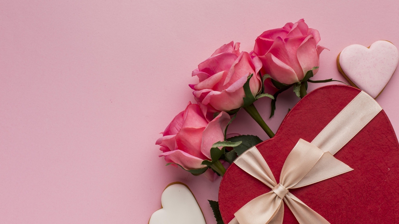 Три розовых розы и подарок на международный женский день
