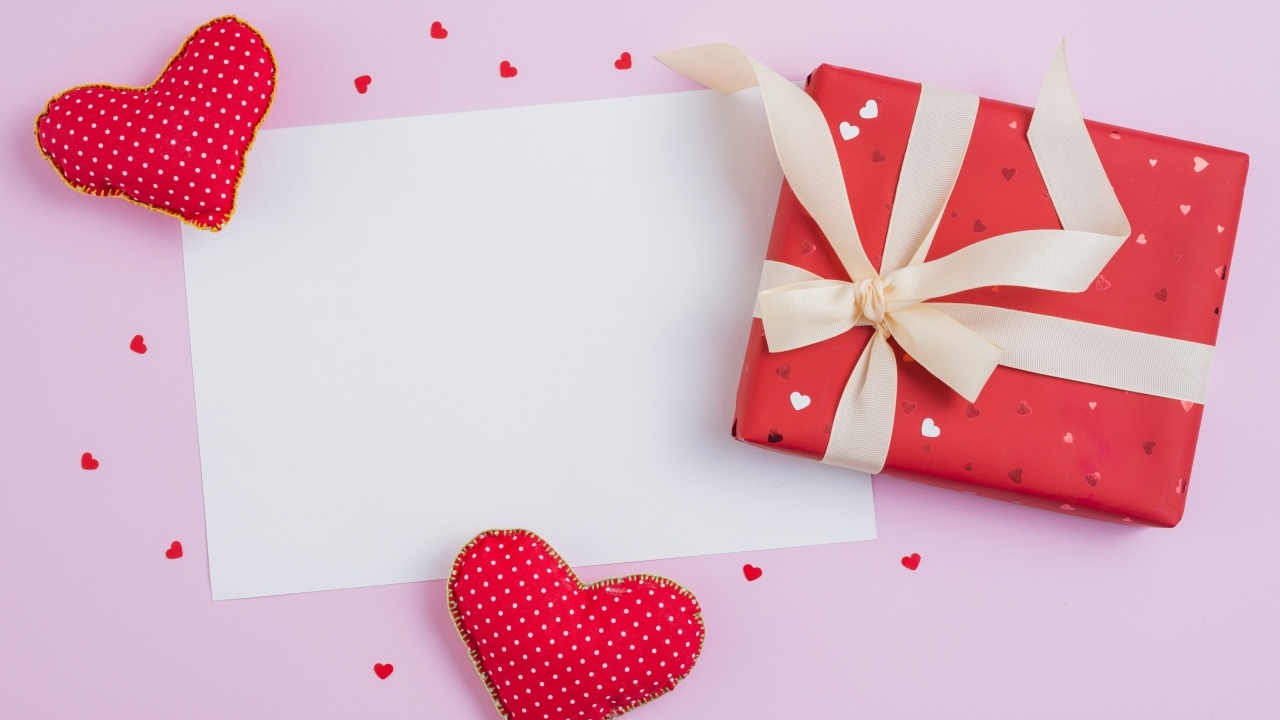 Подарок и сердечки с листом, шаблон открытки на День влюбленных