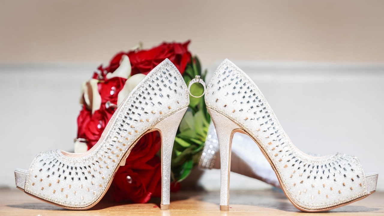 Белые туфли невесты и букет
