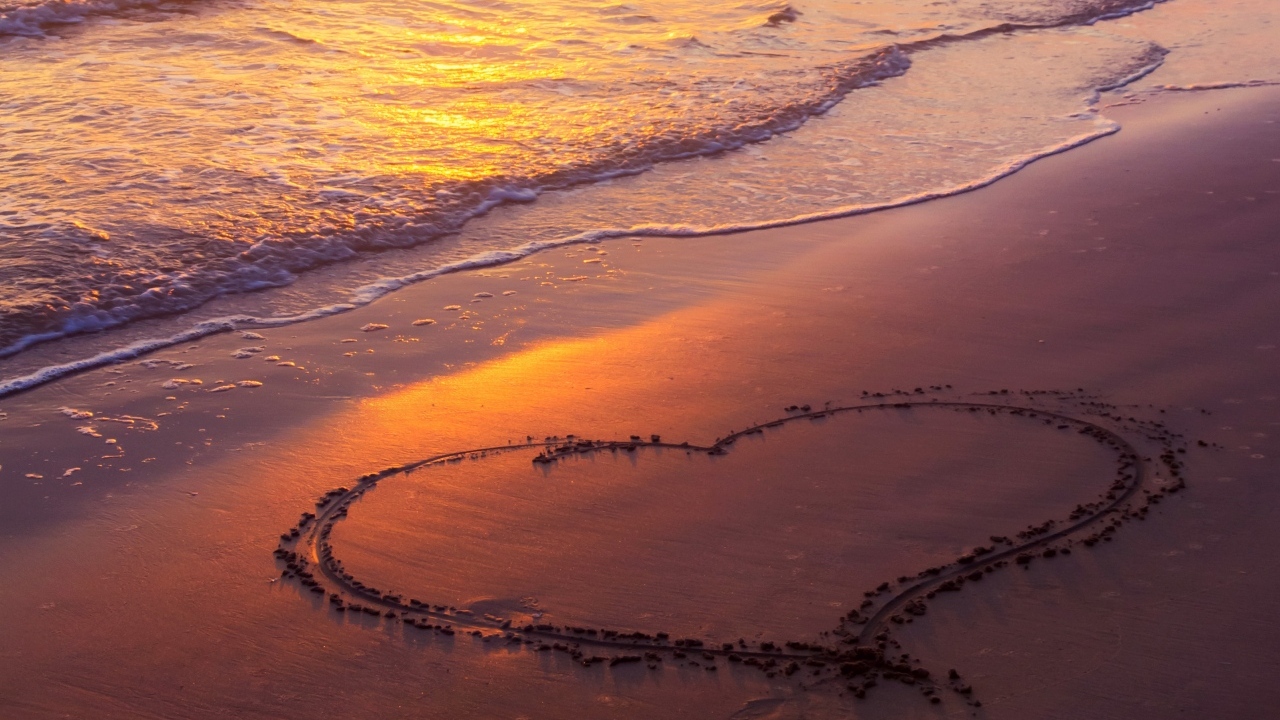 Большое сердце на песке у моря