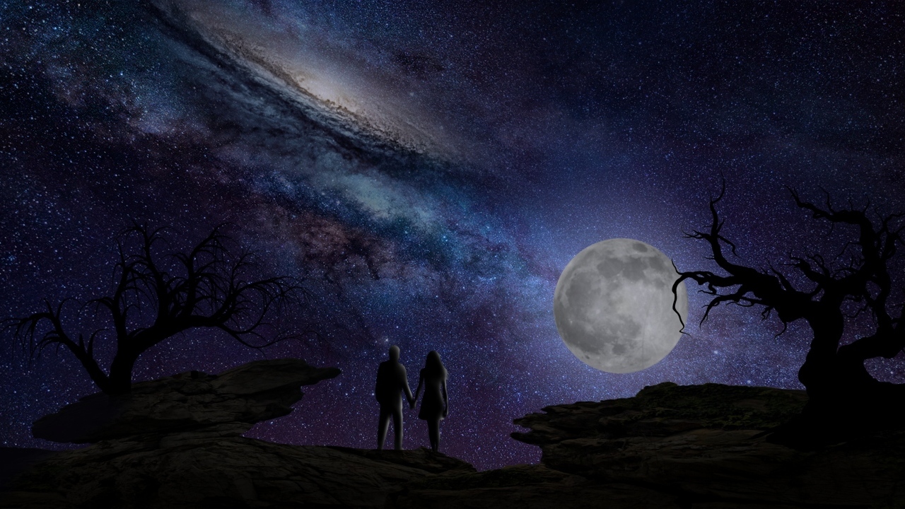 Влюбленная пара на фоне луны и красивого неба
