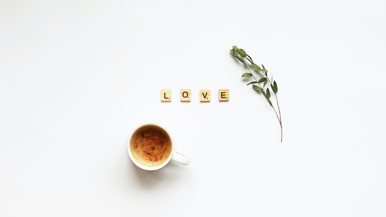 Кубики с надписью любовь на столе с кофе