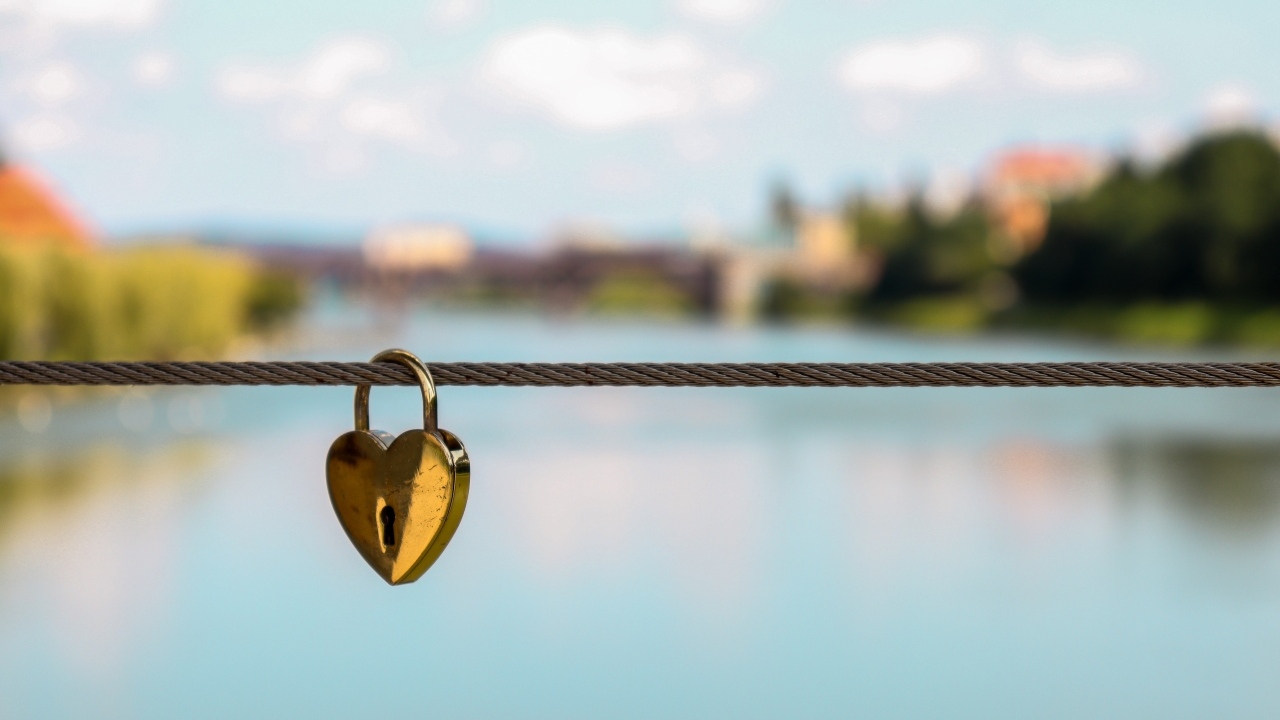 Сердце висит на канате на мосту