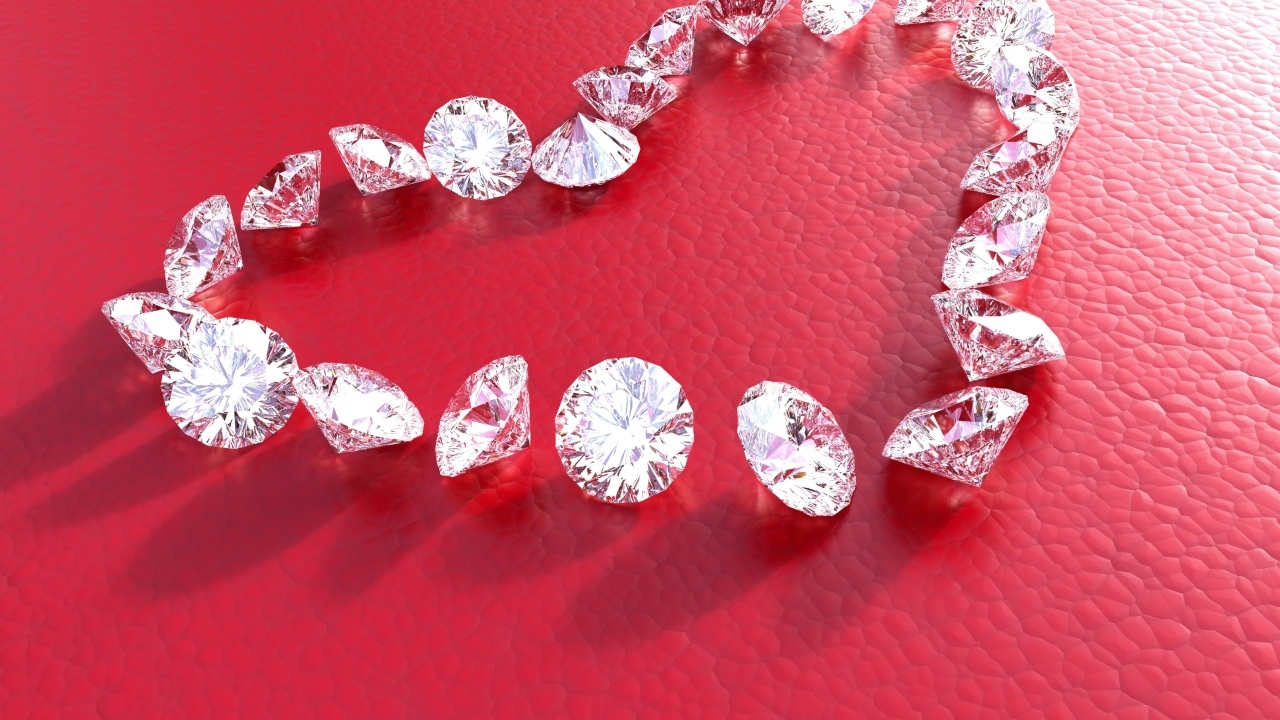 Сердце из бриллиантов на красном фоне