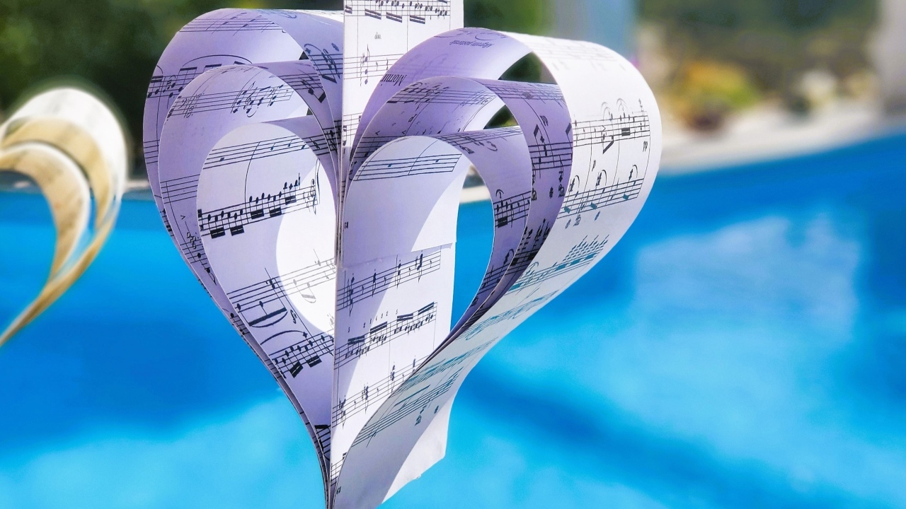 Бумажное сердце из нотной тетради