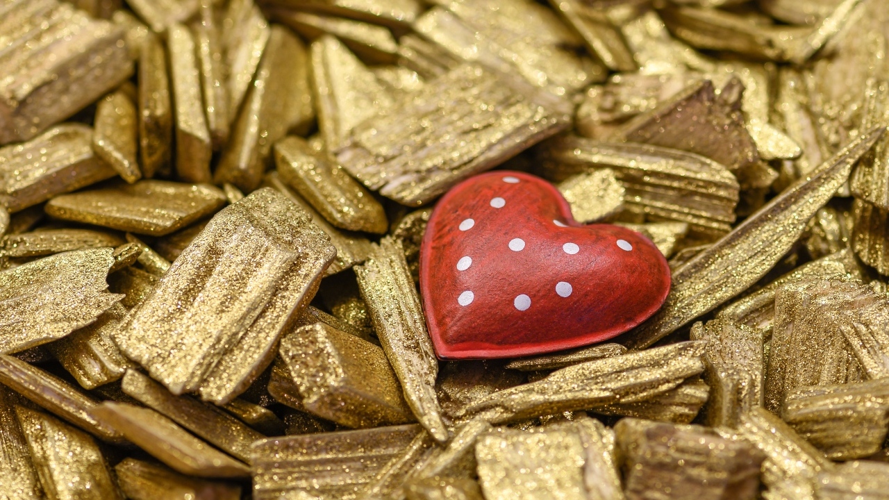 Красное сердечко на золотых щепках