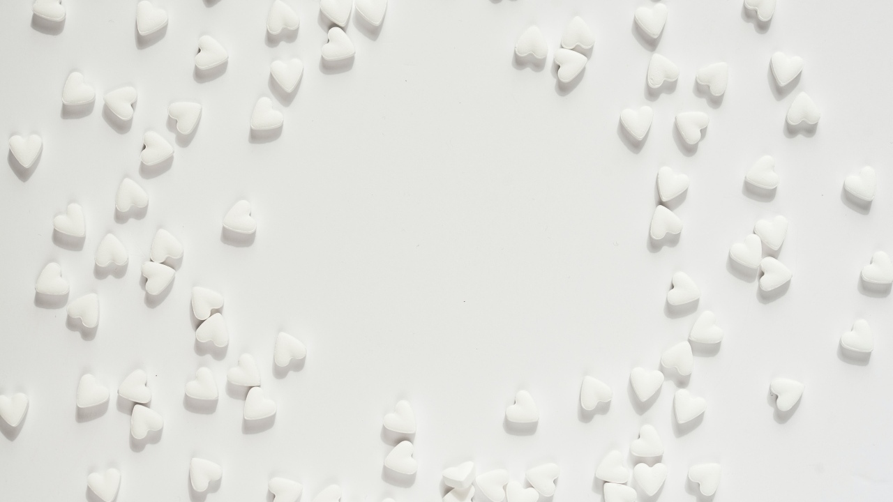 Маленькие белые сердечки на сером фоне