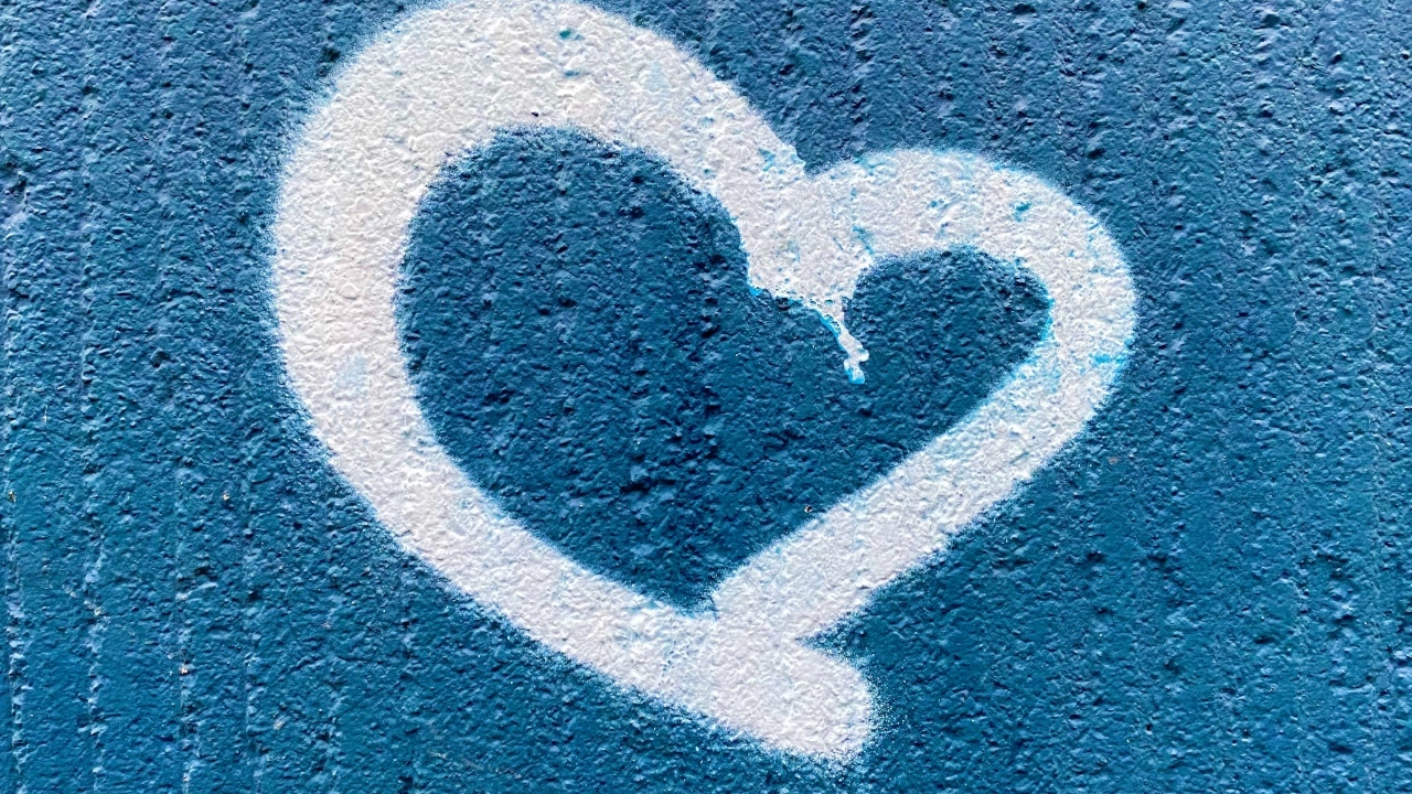 Белое сердце на синей стене