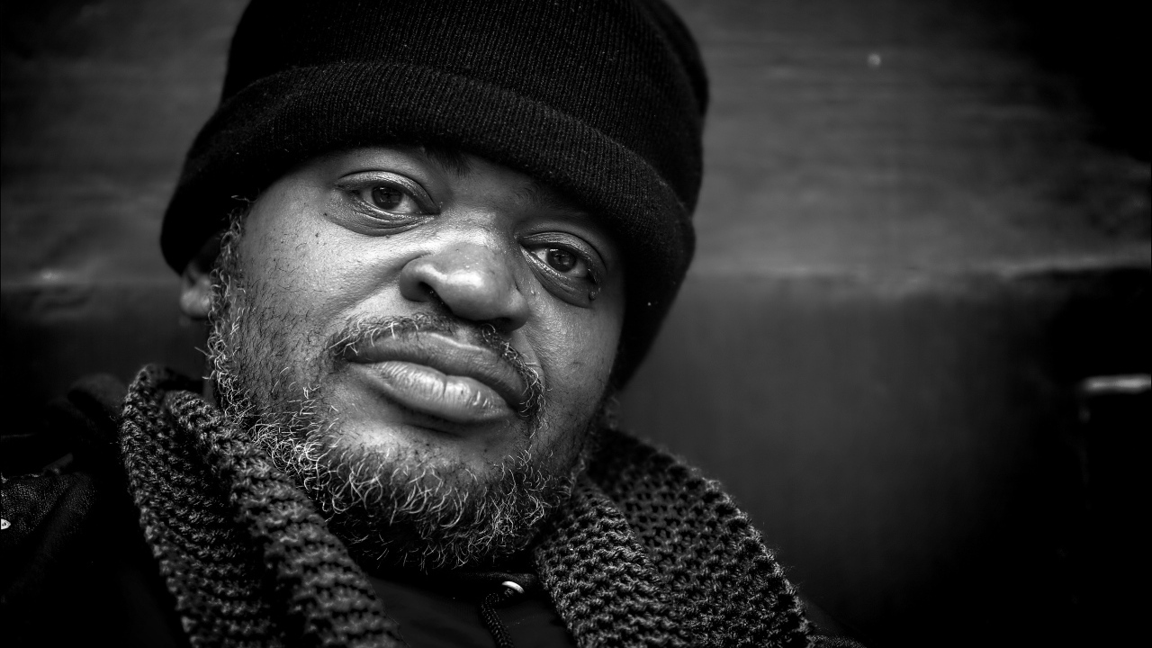 Пожилой темнокожий мужчина в черной шапке