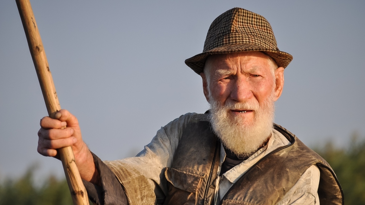 Пожилой мужчина рыбак 