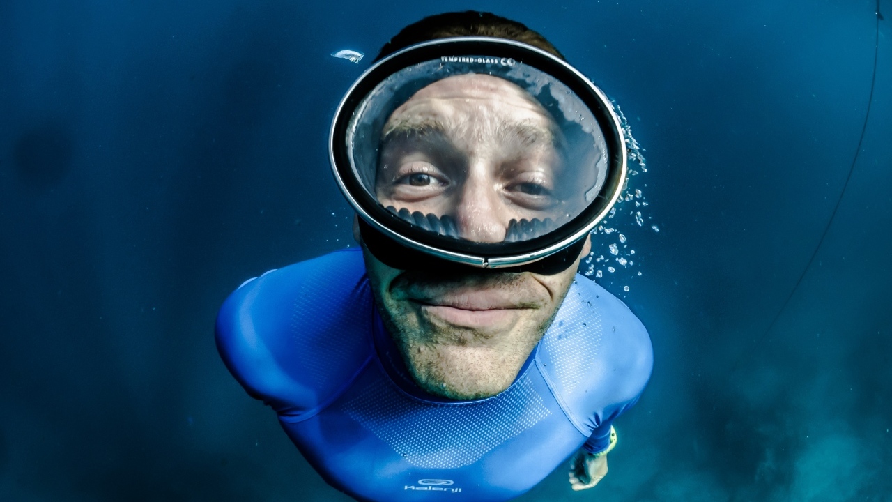 Мужчина водолаз в маске