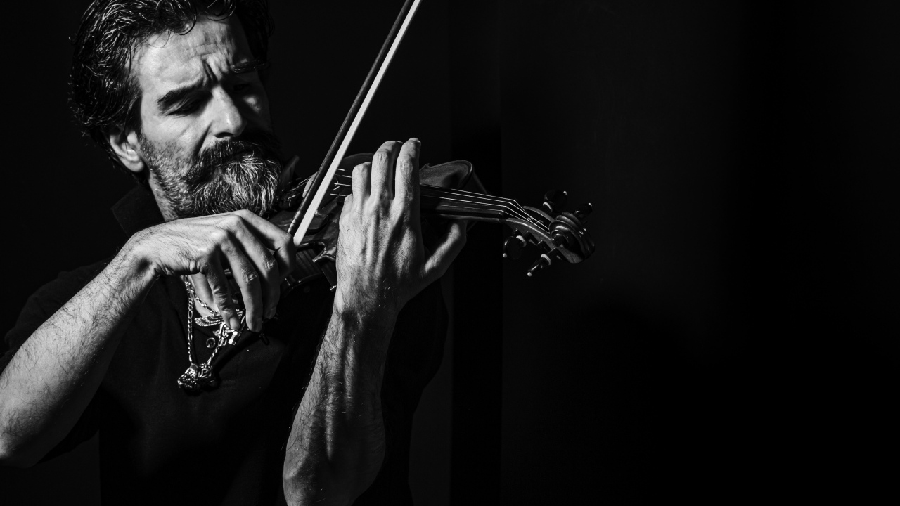 Мужчина музыкант со скрипкой в руках