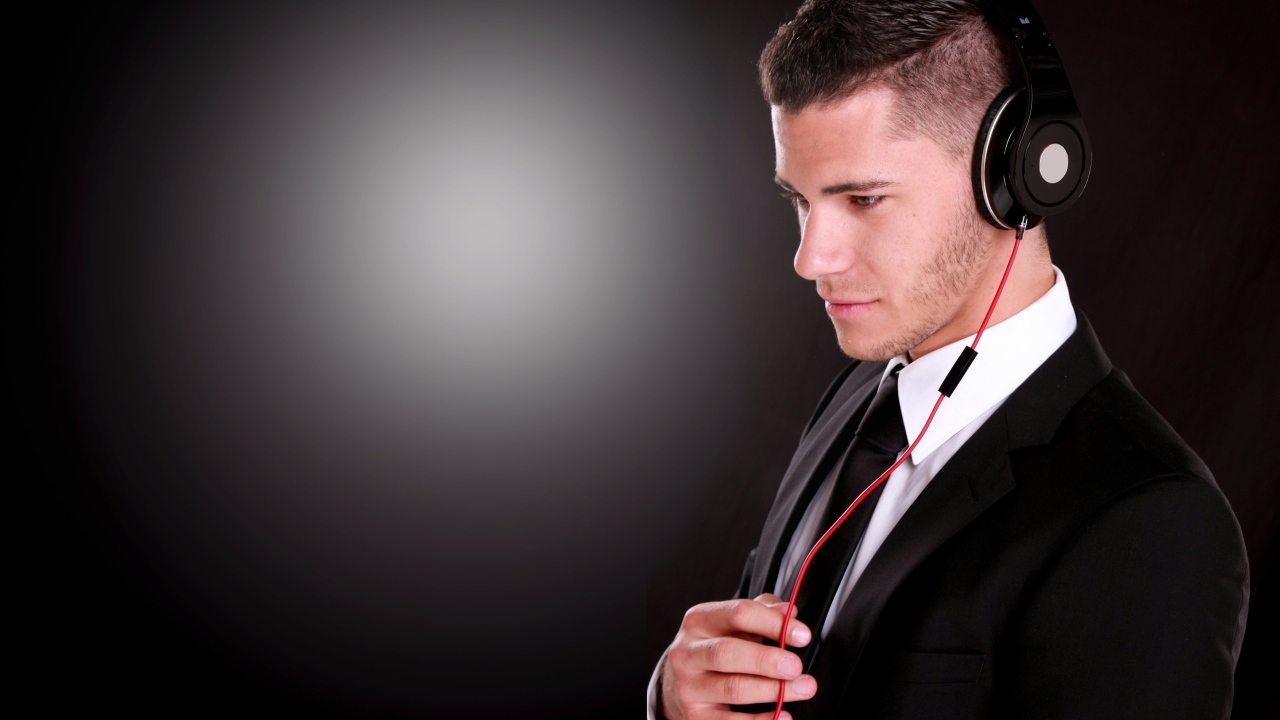 Стильный мужчина с наушниками на голове 