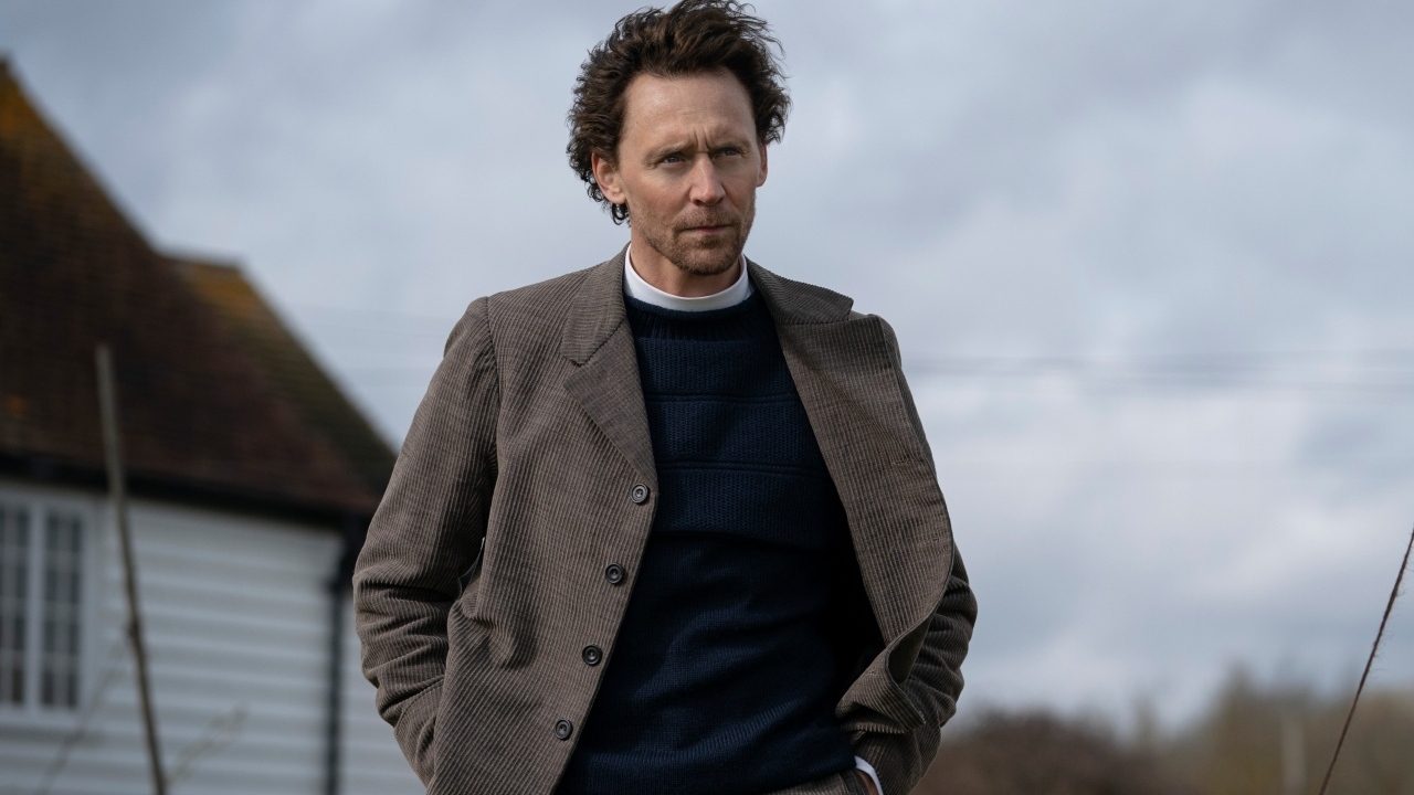 Английский актер Том Хиддлстон в костюме