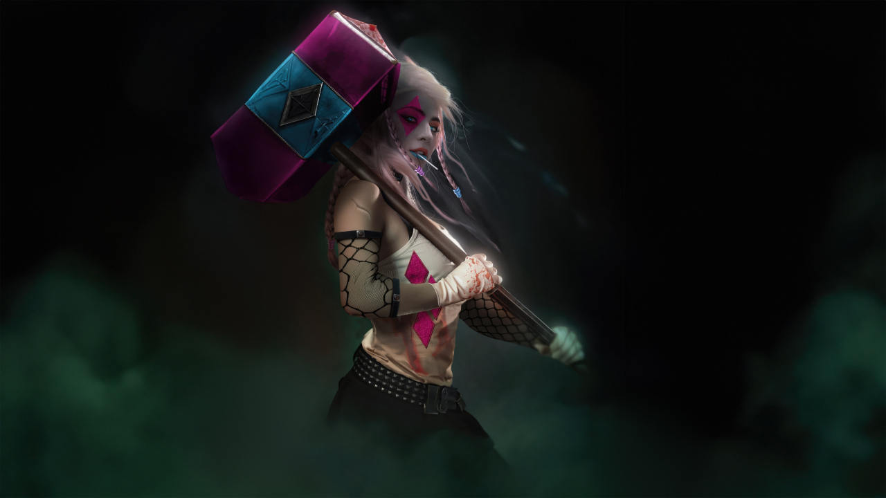 Харли Квин с большим молотом в руках