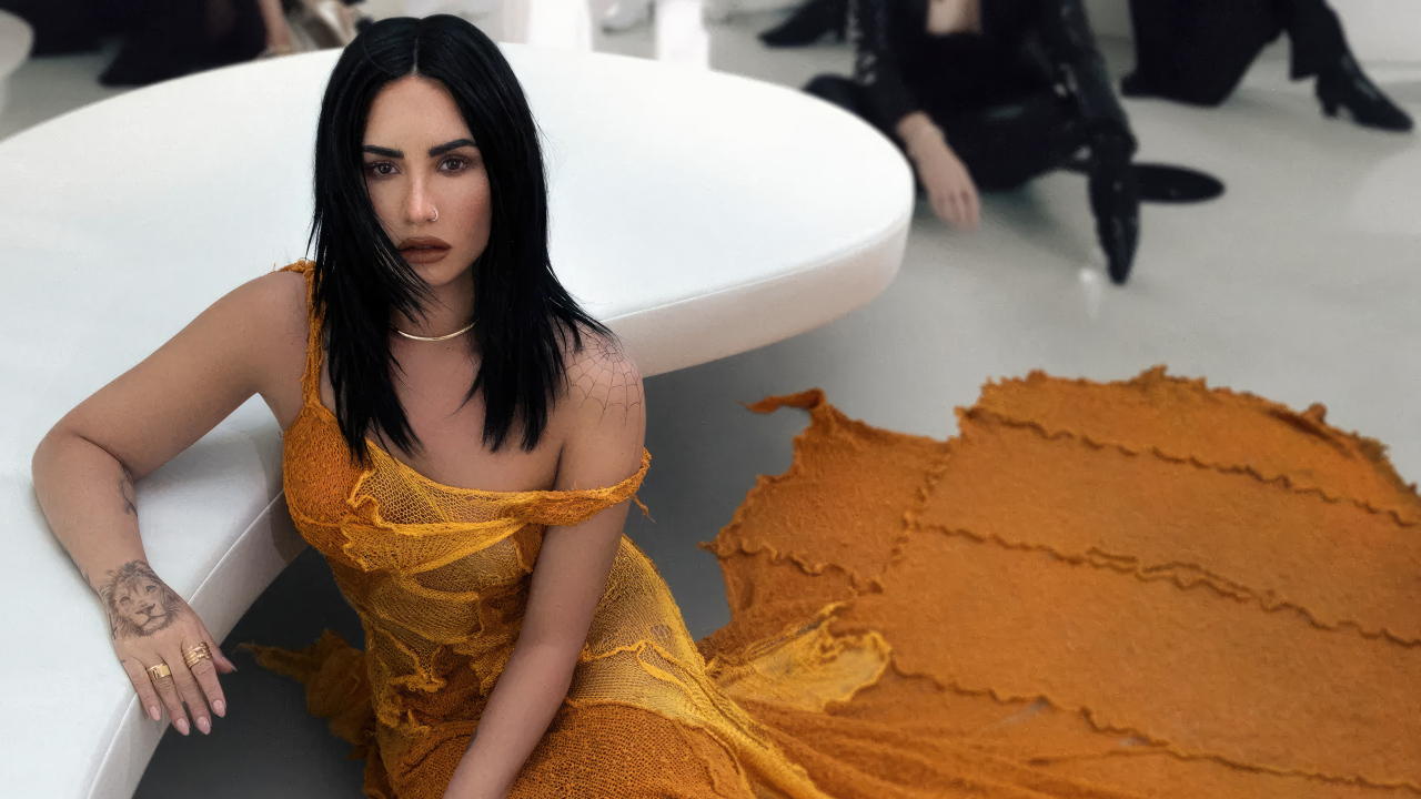 Американская певица и актриса Деми Ловато сидит на полу