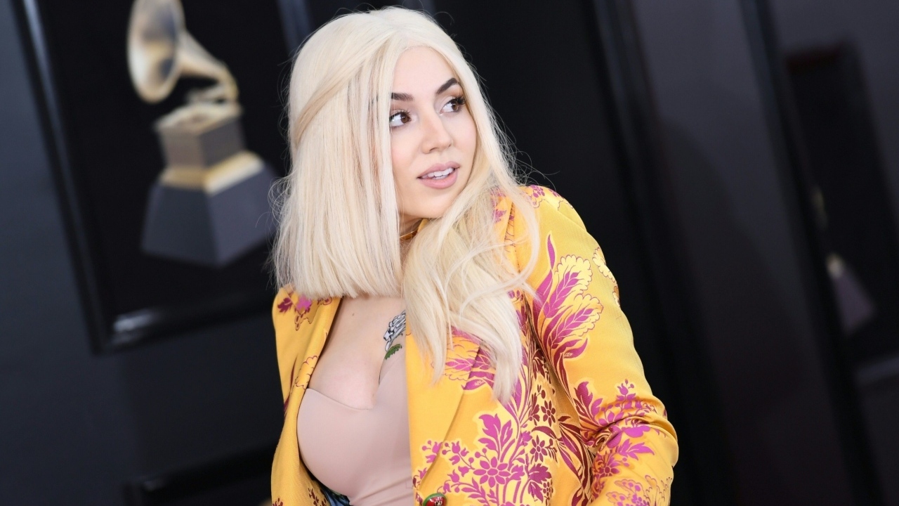 Красивая блондинка, американская певица Эйва Макс