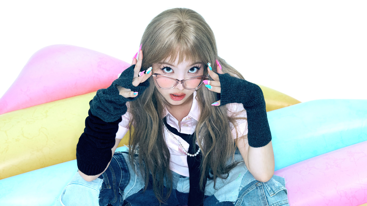 Девушка певица Наён в очках