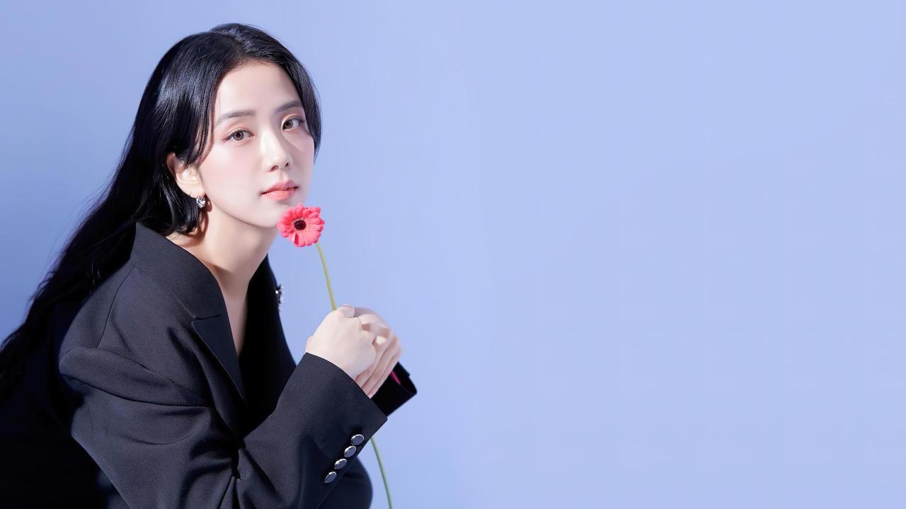 Певица Ким Джи Су с цветком на сером фоне