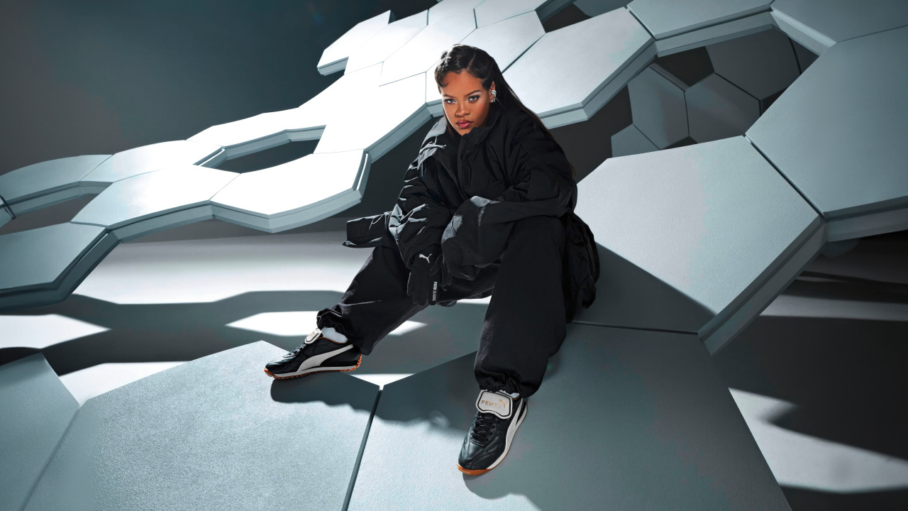 Певица Рианна в черном спортивном костюме