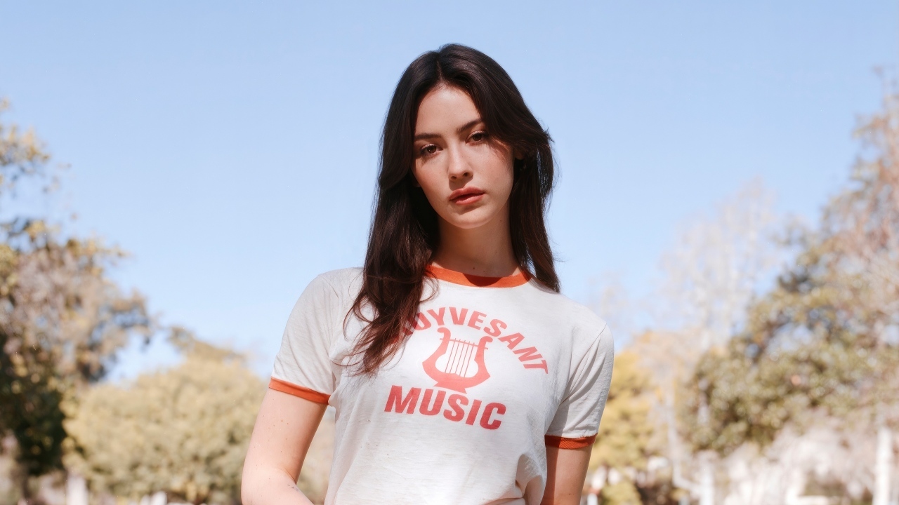 Молодая певица Грэйси Абрамс в футболке