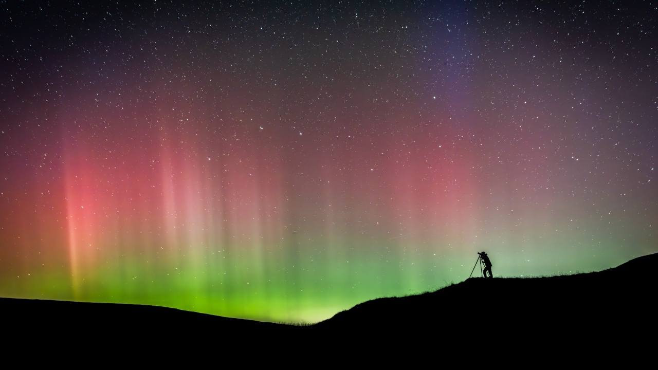 Красивое разноцветное полярное сияние в звездном небе