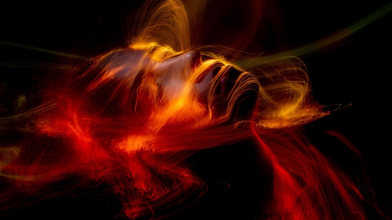 Размытые искры красного огня на черном фоне