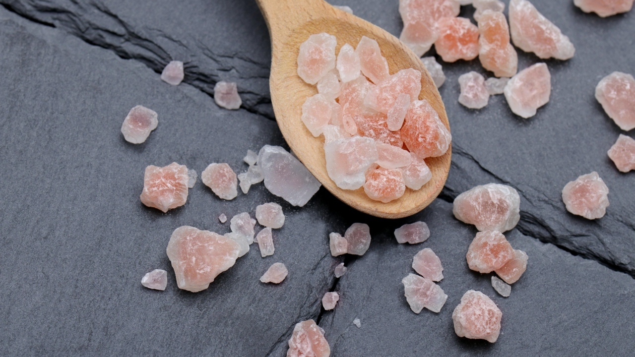 Крупная каменная соль на деревянной ложке