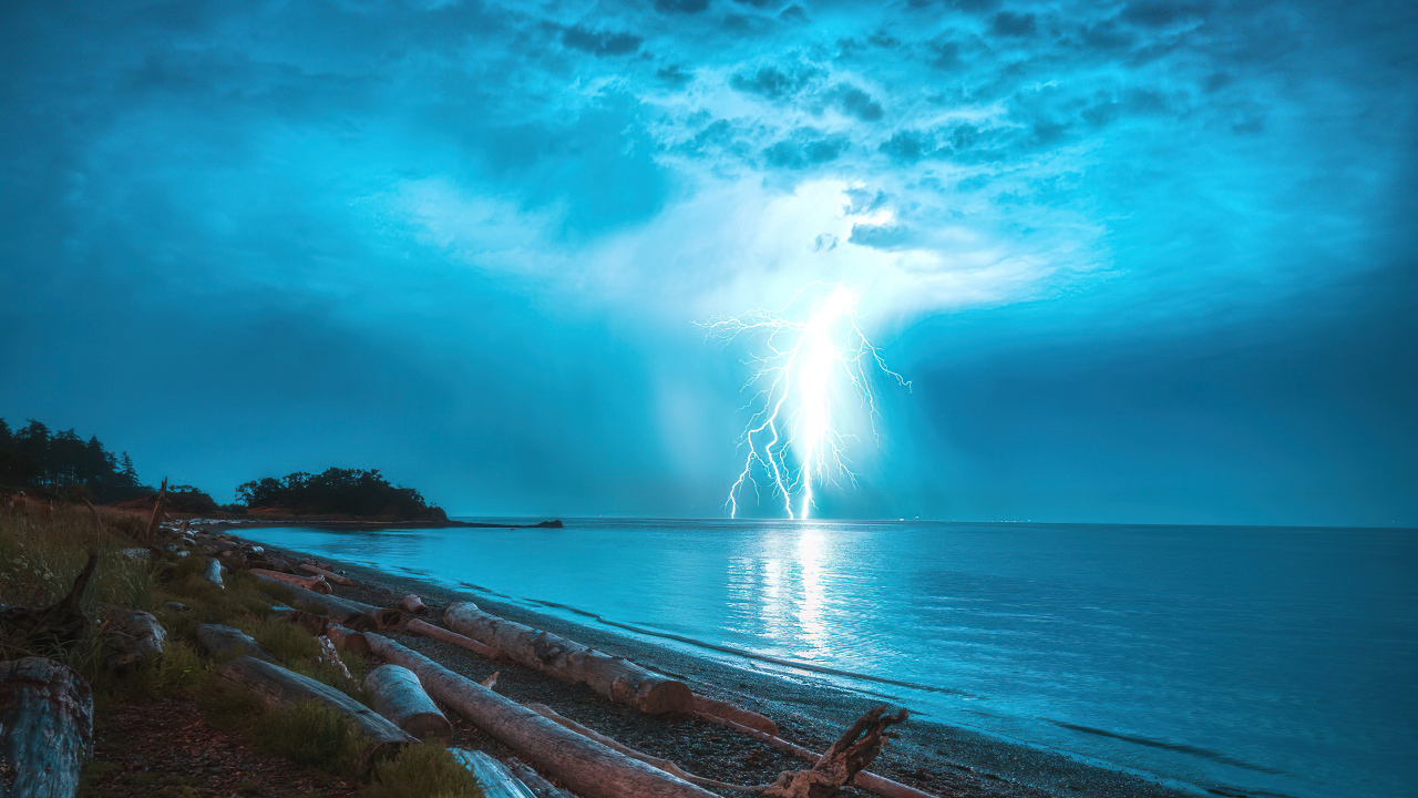 Разряд молнии штормовом небе над морем