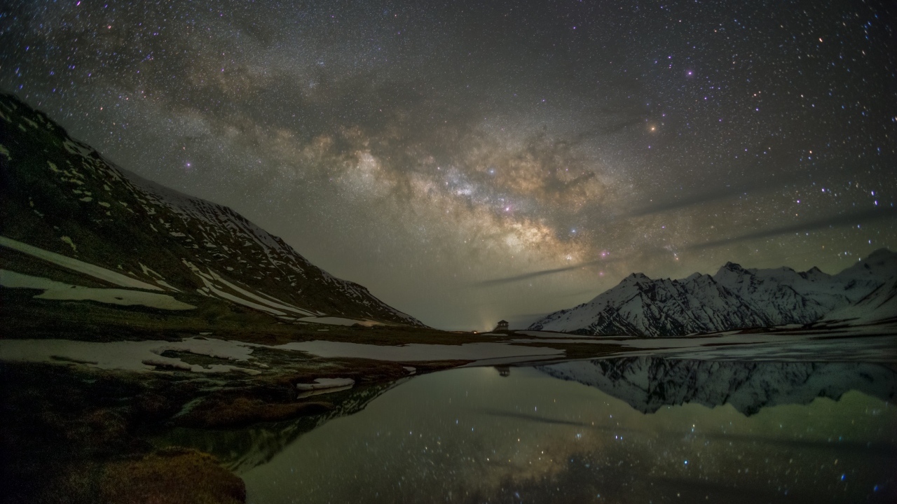 Млечный путь в ночном небе над горным озером зимой