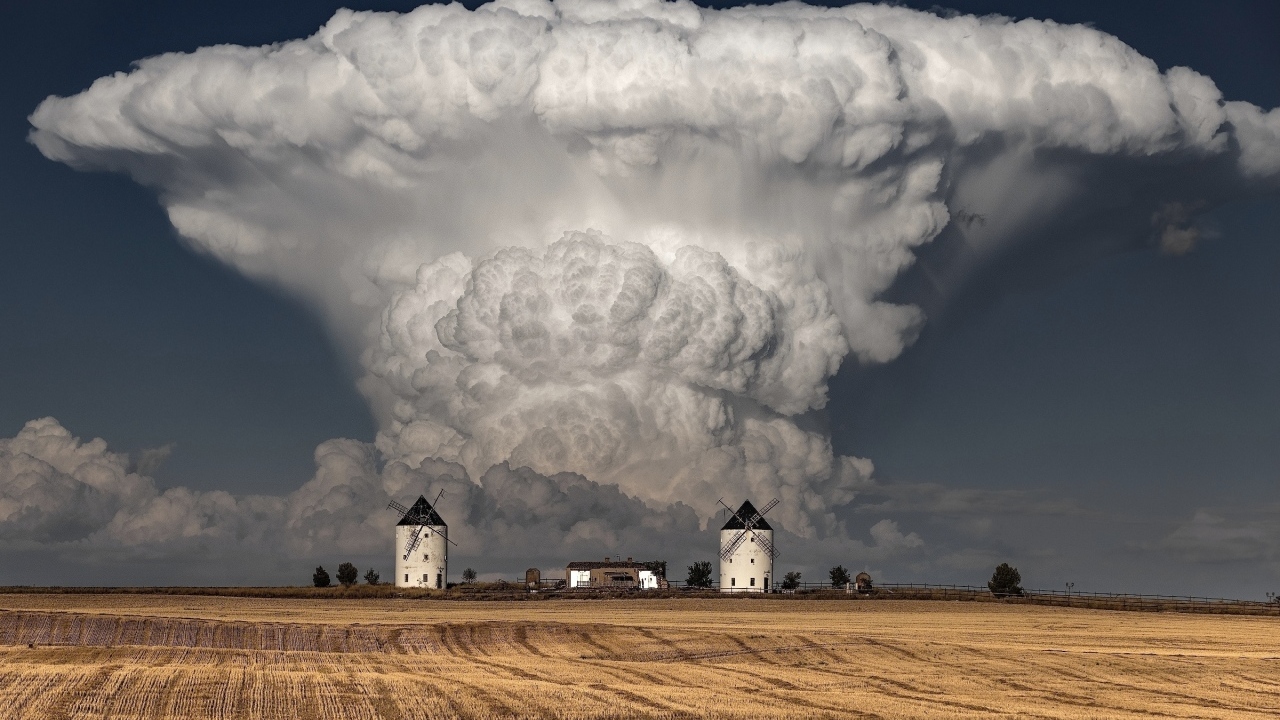 Большое белое облако над фермой