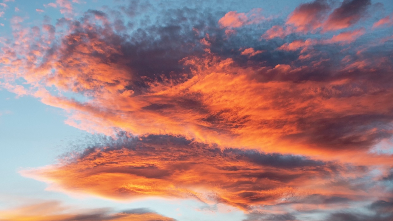 Красные облака в голубом небе