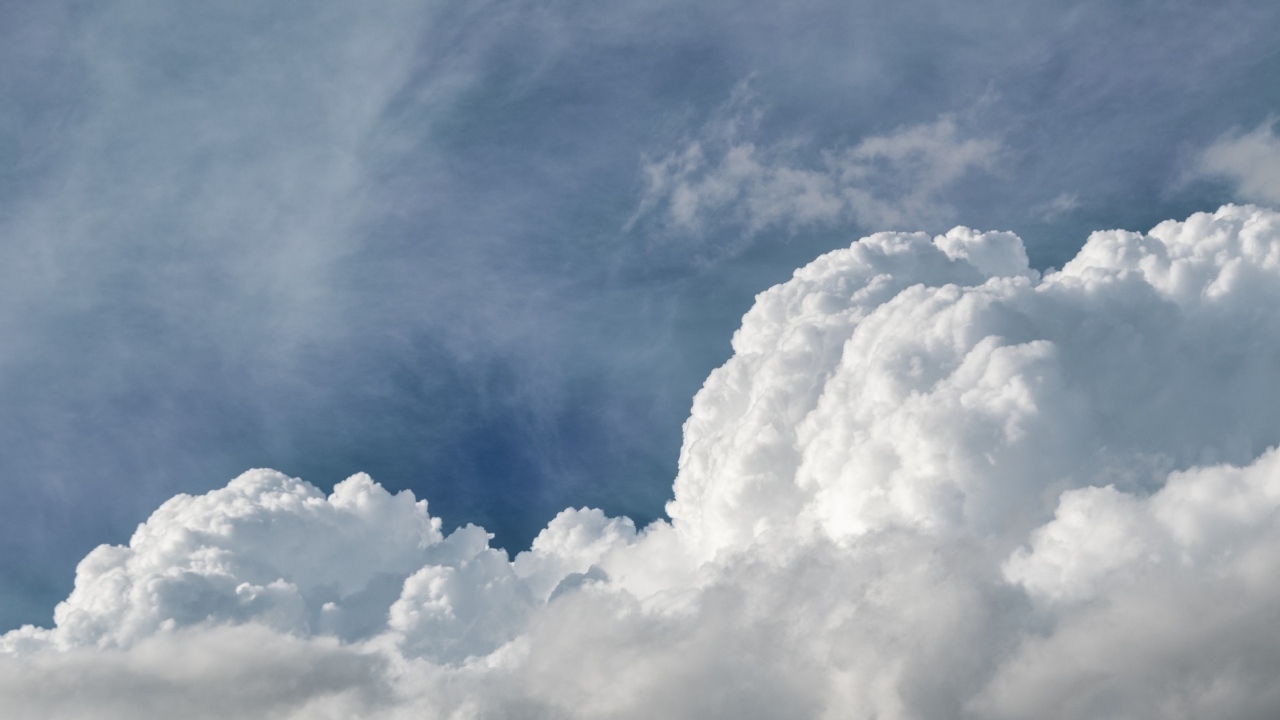 Густые белые облака в голубом небе