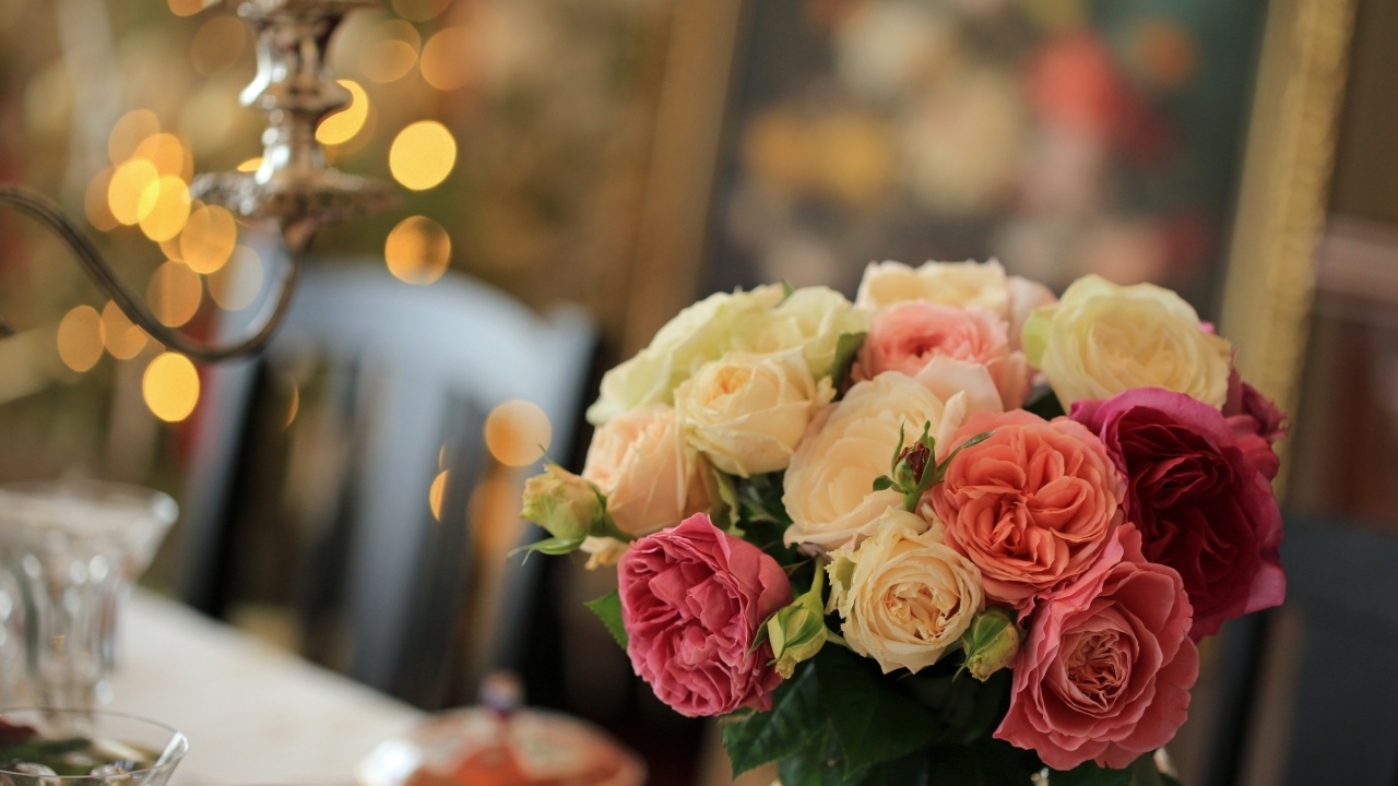 Букет нежных роз на столе