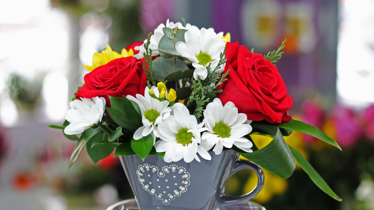 Букет из цветов розы и хризантемы в вазе