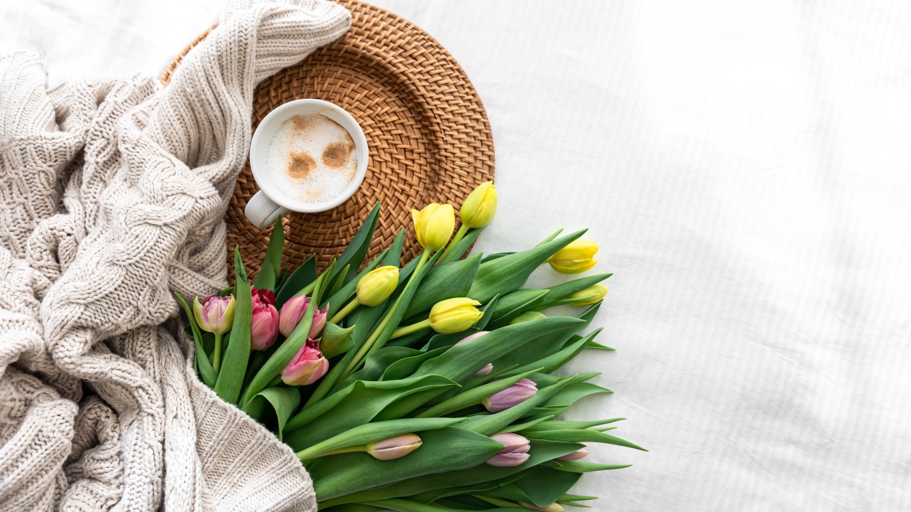 Букет тюльпанов с кофтой и чашкой кофе